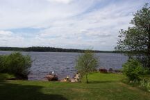 Blick vom Garten auf den See