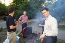 Patrik auf einem gestellten Foto von ihm eingelegte Steaks wendend